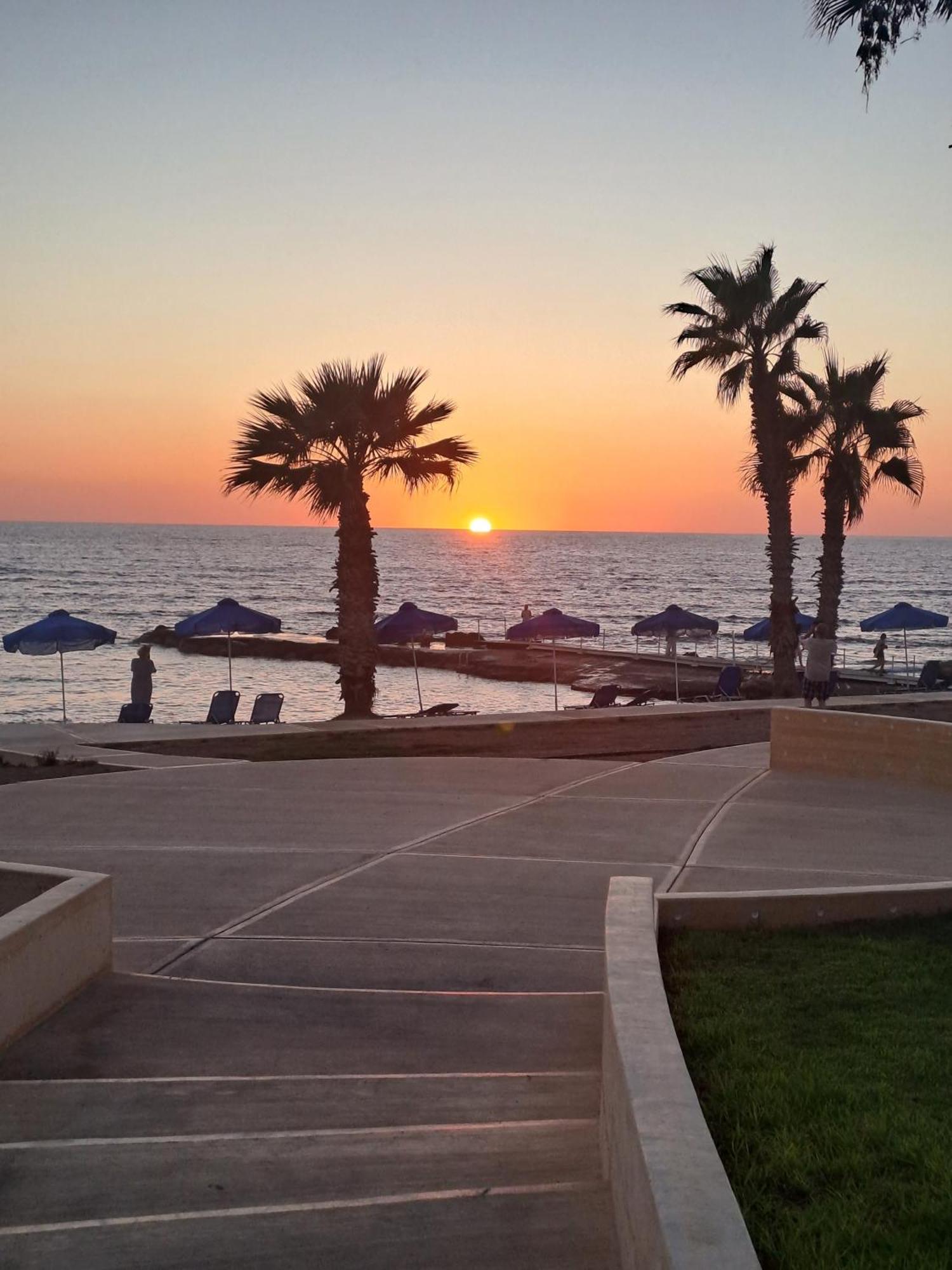 Ocean Blue Apartments Paphos Buitenkant foto