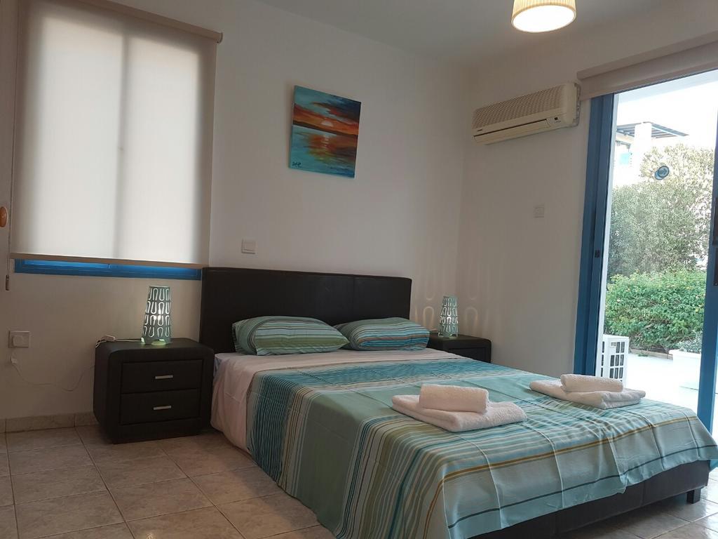 Ocean Blue Apartments Paphos Buitenkant foto