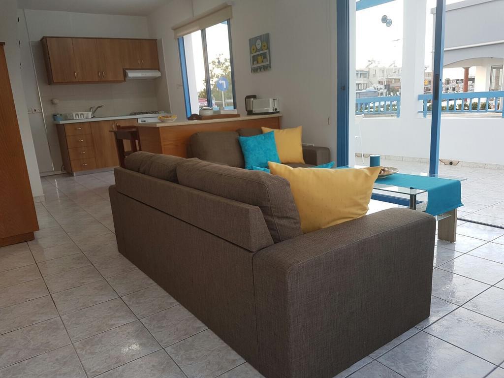 Ocean Blue Apartments Paphos Buitenkant foto