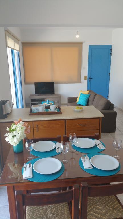 Ocean Blue Apartments Paphos Buitenkant foto
