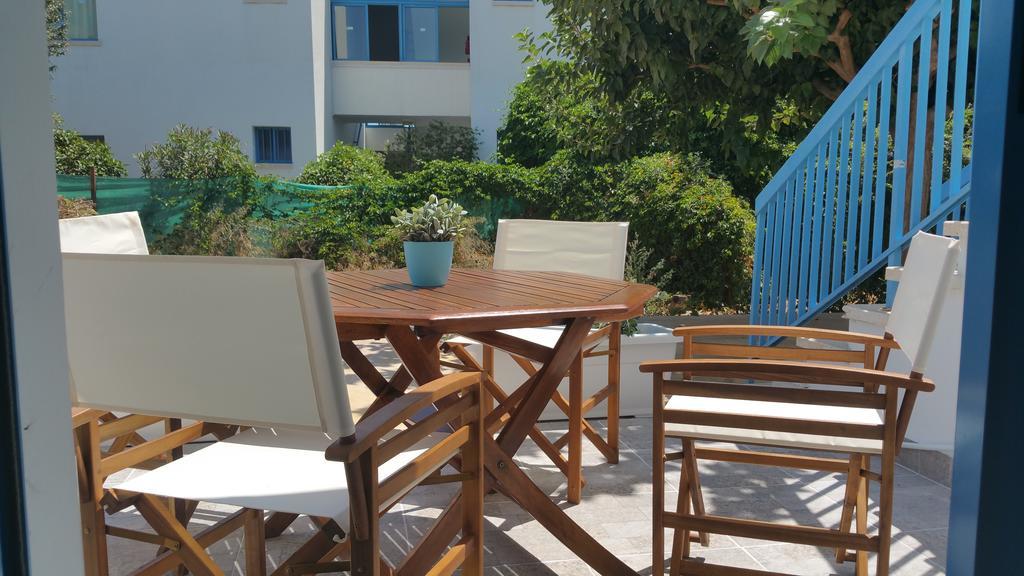 Ocean Blue Apartments Paphos Buitenkant foto