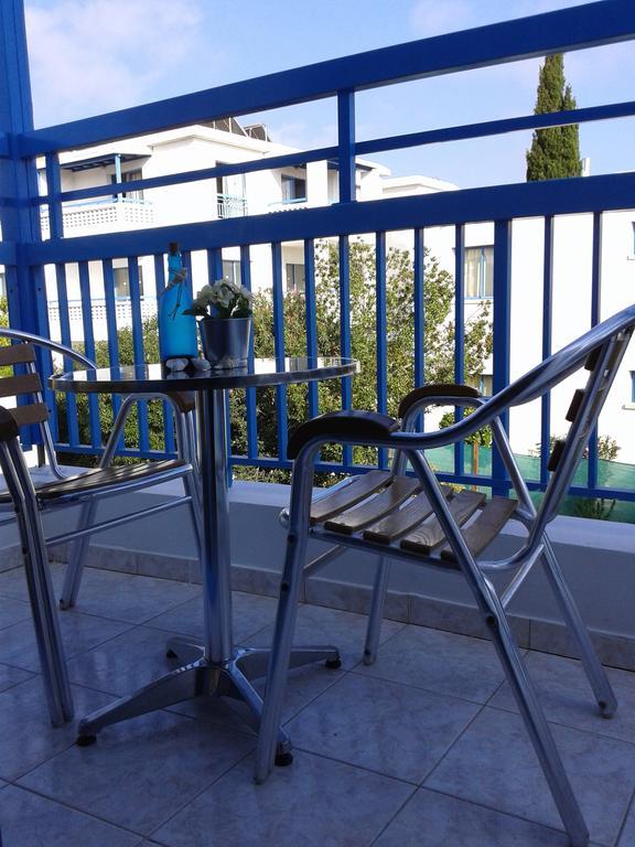 Ocean Blue Apartments Paphos Buitenkant foto