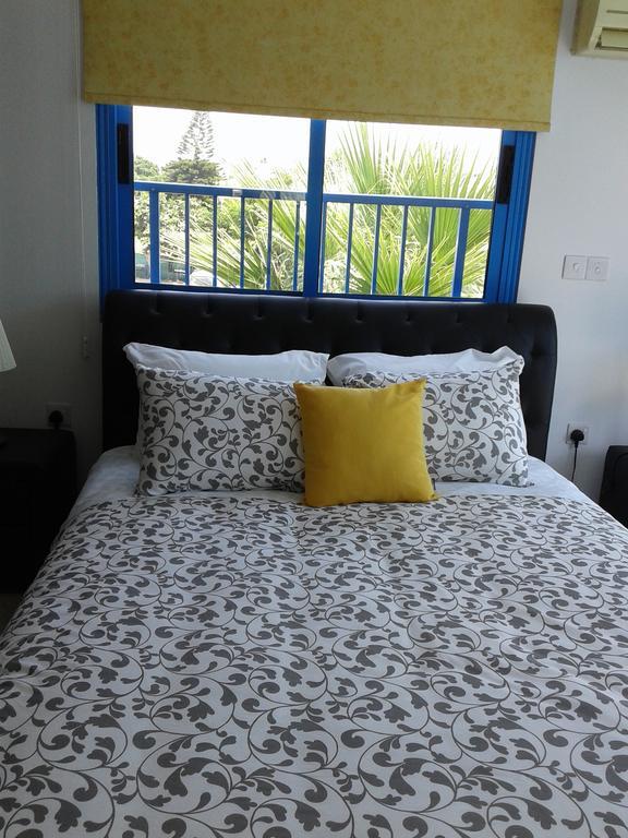 Ocean Blue Apartments Paphos Buitenkant foto