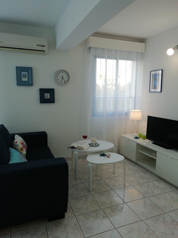 Ocean Blue Apartments Paphos Buitenkant foto
