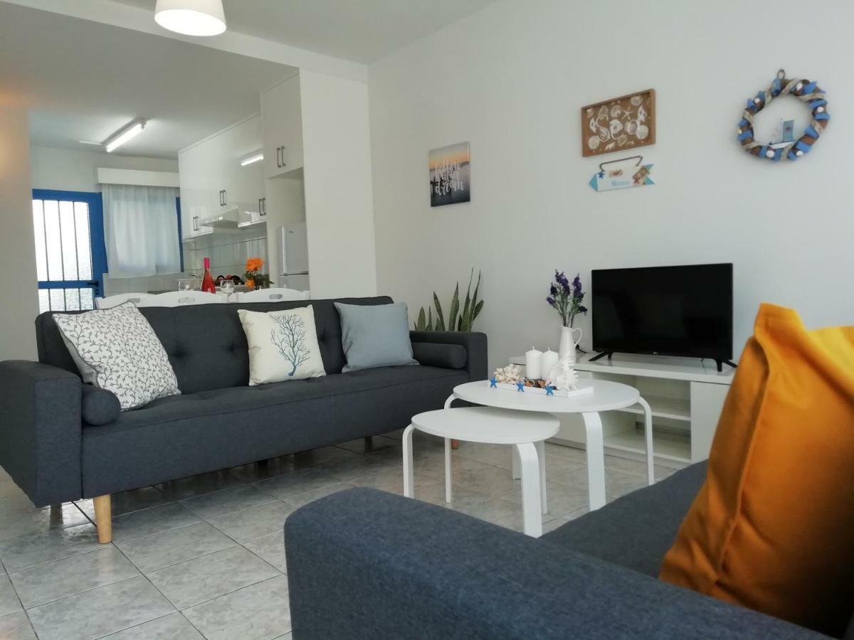 Ocean Blue Apartments Paphos Buitenkant foto