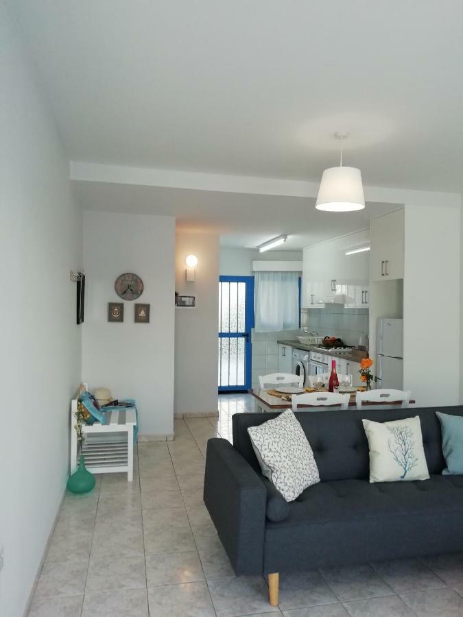 Ocean Blue Apartments Paphos Buitenkant foto